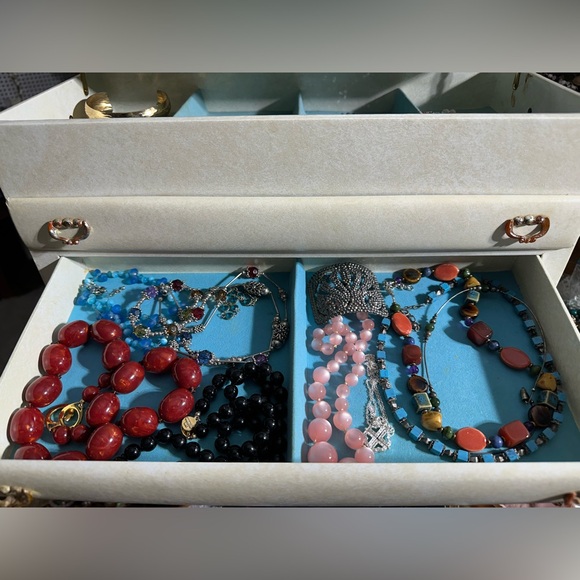 VINTAGE JEWELRY “WONDERS FOUND” at 1800ET for a Poshmark show only - Picture 4 of 4